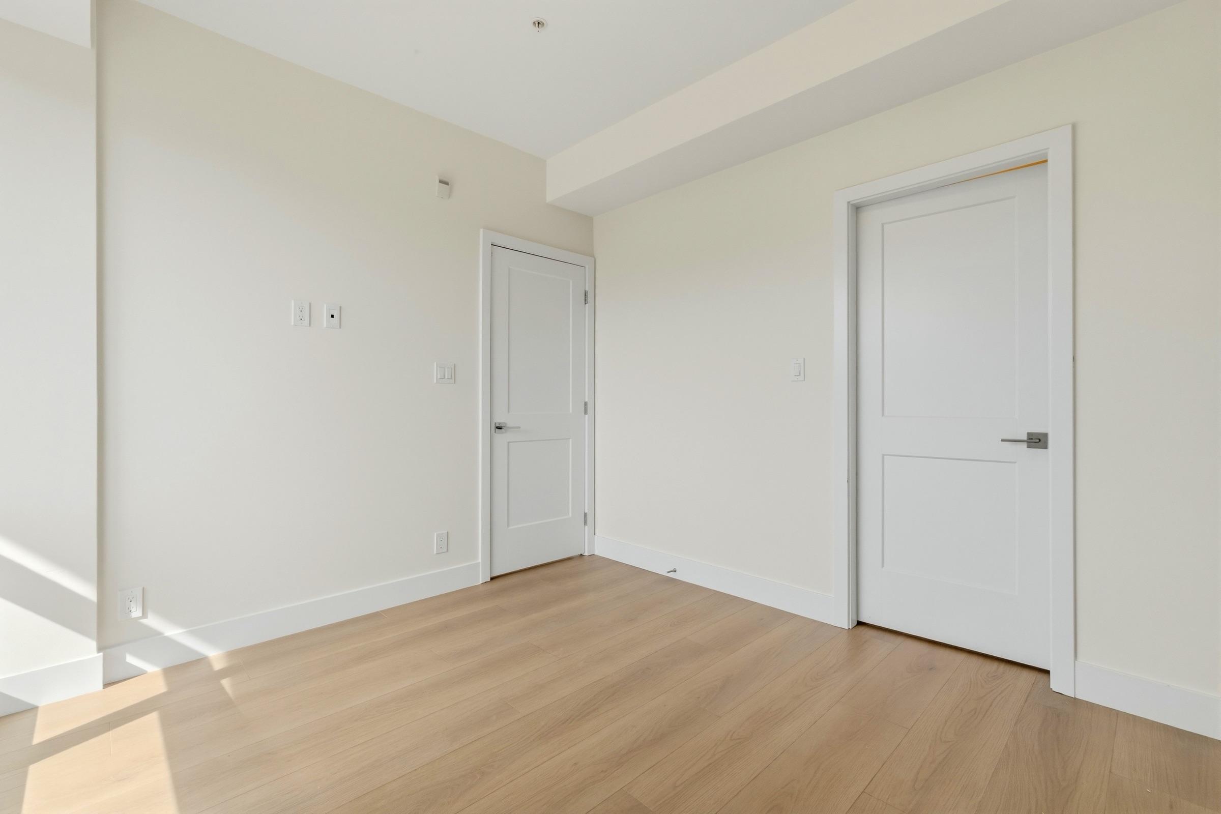 2233 156 Street — frame 14
