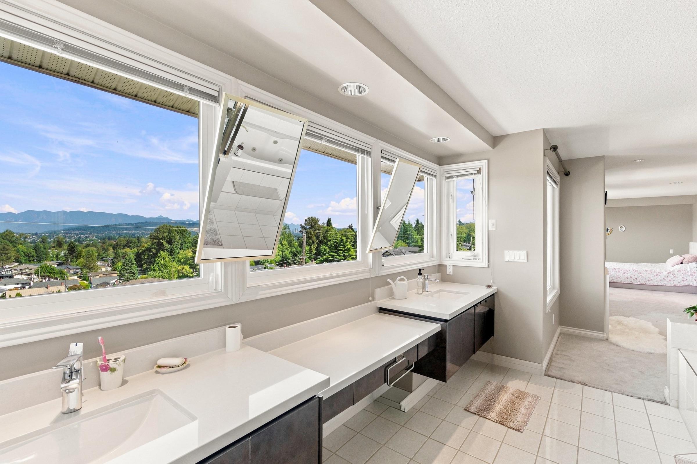 4229 Hazelwood Crescent — frame 7